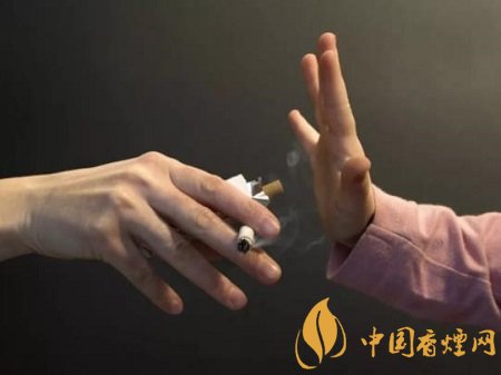 吸烟最大的危害 就是在破坏家庭成员的健康！